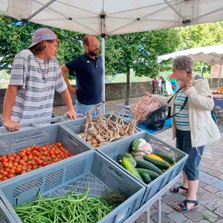 Au marché avec les travailleurs de la Ferme de Forestaille