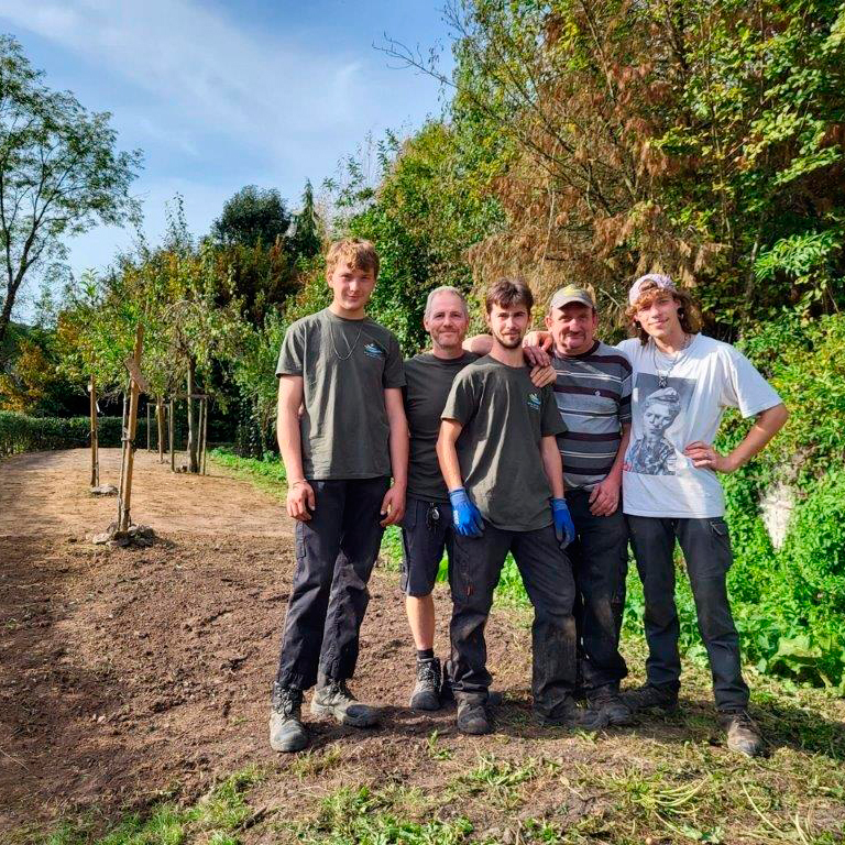 Stagiaires et Tony à l'espaces verts